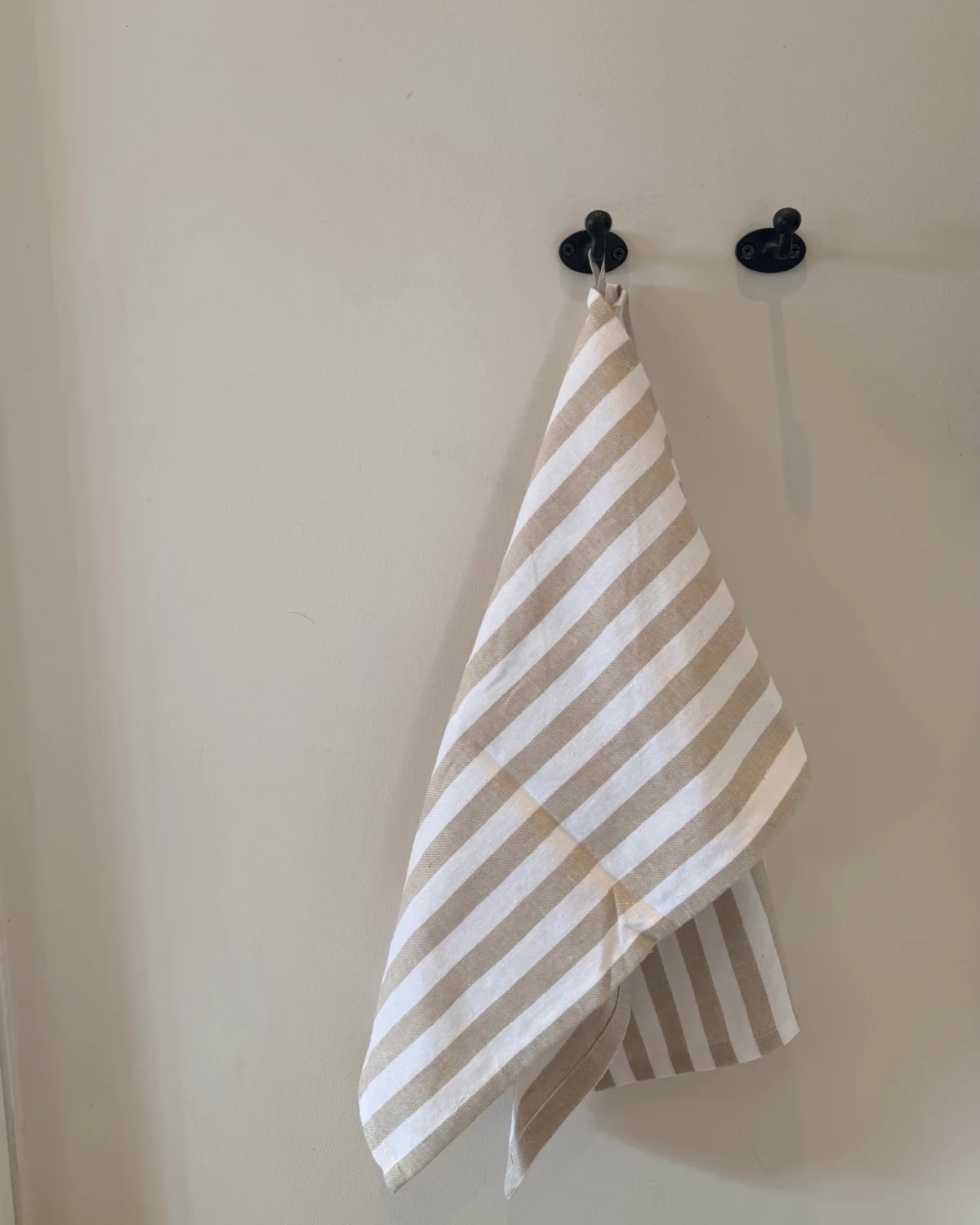 Kjøkkenhåndkle fra Bruka Design- striper natur/hvit